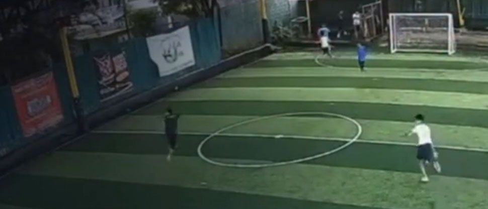 Toro irrumpe un partido de fútbol rápido y genera pánico en los asistentes