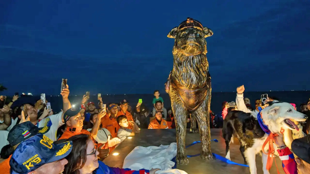 Develan estatua de Tsunami, el perro que ayudó en las labores de rescate tras los terremotos de Venezuela  