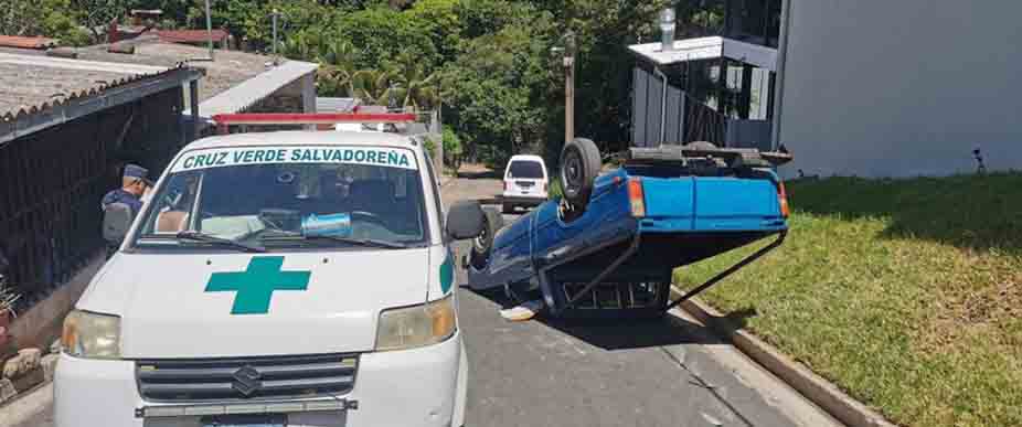 Conductor termina lesionado tras volcar pick up  por fallas mecánicas