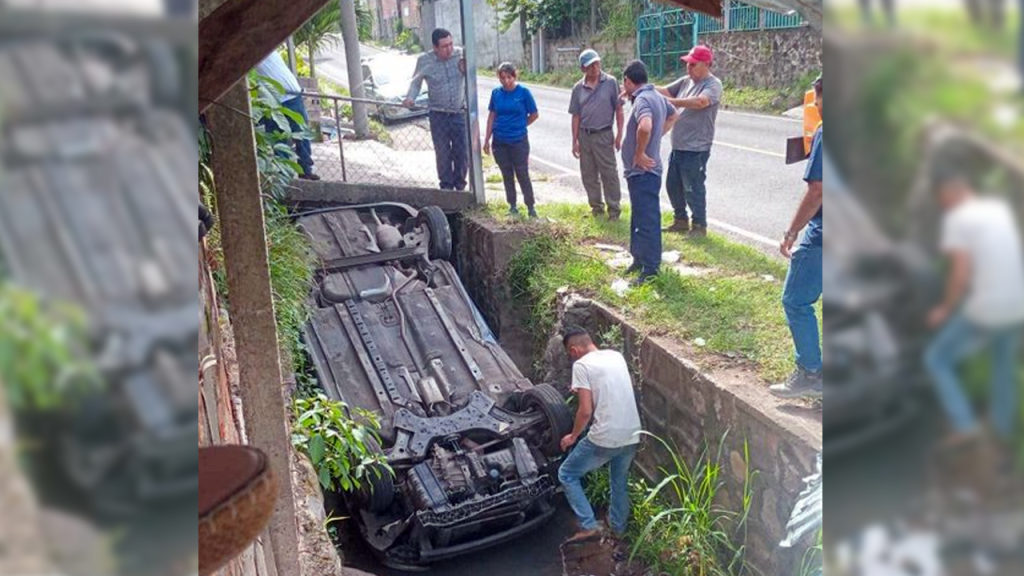 Conductor pierde en control de su vehículo y termina volcado en una cuneta en La Libertad