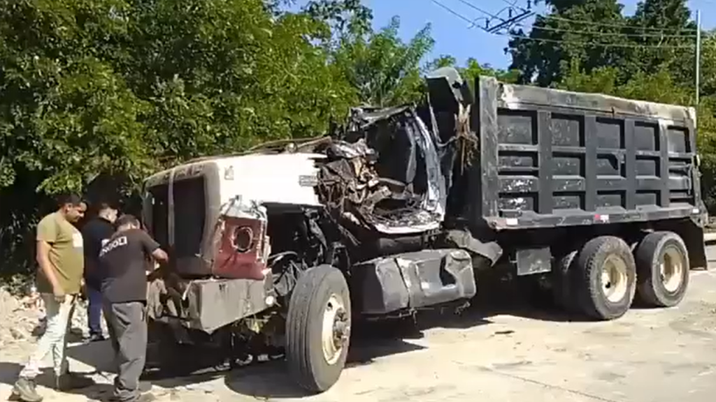 VMT concluye trabajos de remoción de camión volcado en bulevar constitución