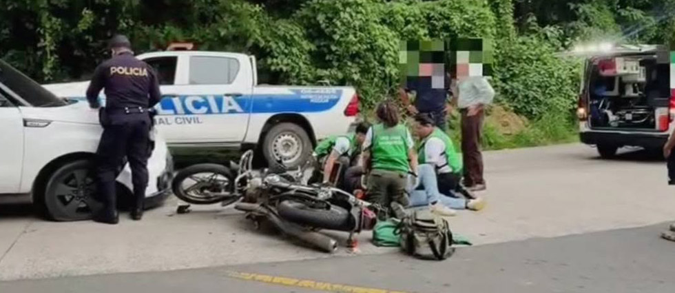 Motociclista sufre múltiple traumas tras choque contra un auto carretera a Huizúcar
