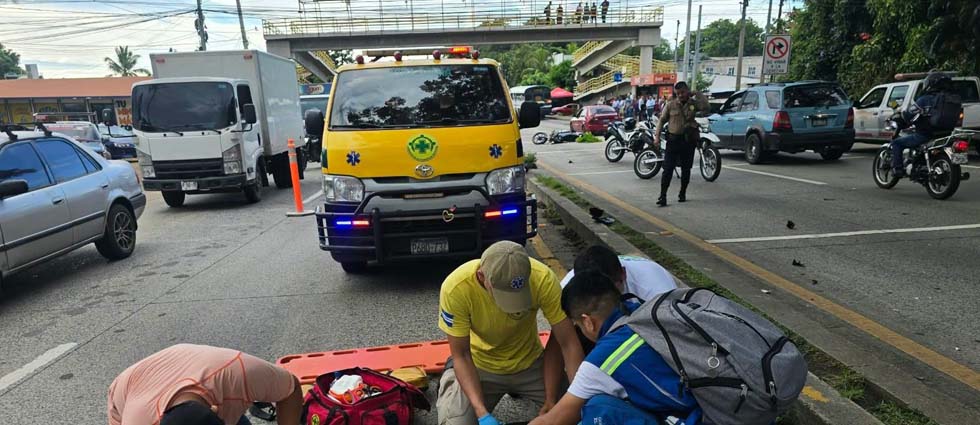 Motociclista arrolla a mujer de la tercera edad carretera al puerto de La Libertad