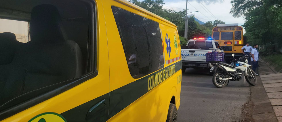 Motociclista resulta lesionado tras chocar contra un autobús en La Paz