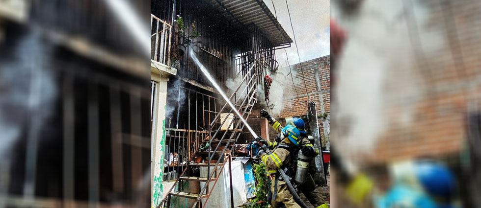 Bomberos extingue voraz incendio estructural en vivienda de Mejicanos