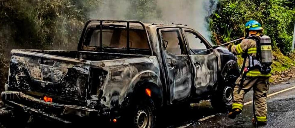 Pick up acaba en cenizas tras incendiarse en Chalatenango