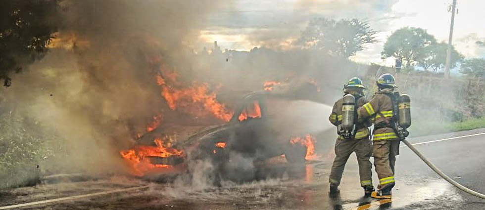 Otro vehículo acaba en cenizas tras incendiarse en plena marcha en Ahuachapán