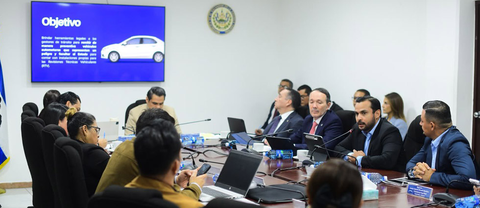 Aprueban endurecer penas contra conductores peligrosos, que disputan la vía y transporte de carga