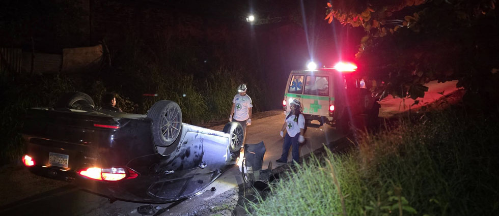 Conductor acaba en el hospital tras volcar en su auto en La Paz