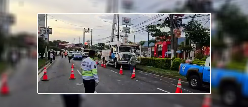 Trabajan en la instalación de postes que camión derribó en Los Próceres: VMT mantiene paso controlado