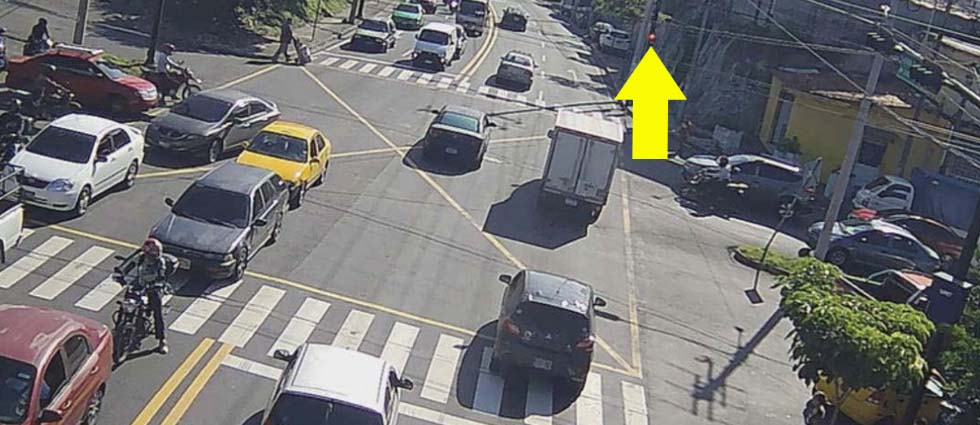 VMT continúa sancionando por medio de fotomultas a conductores que no respetan la luz roja