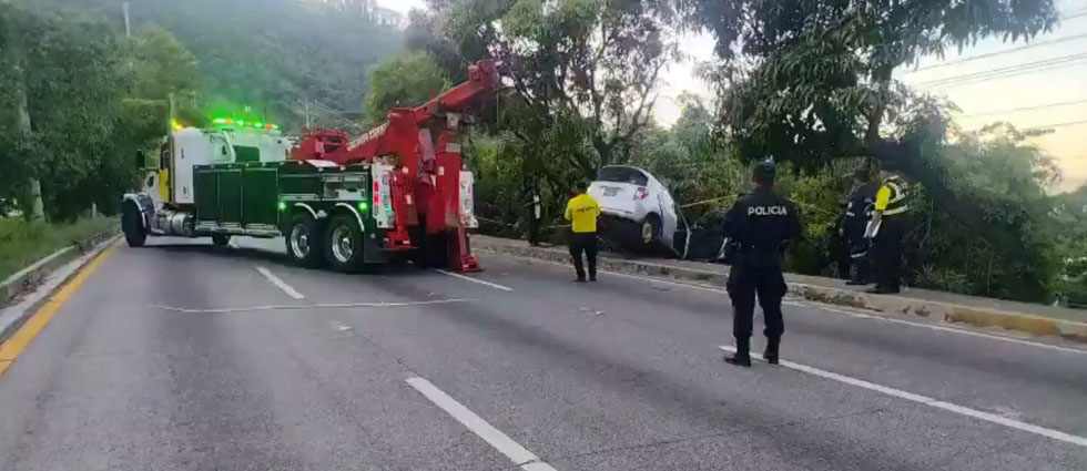 Retiran auto que cayó a un costado de la autopista a Comalapa donde una mujer falleció