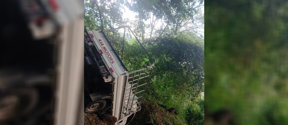 Conductor pierde control del volante y está a punto de caer a un barranco en Cabañas