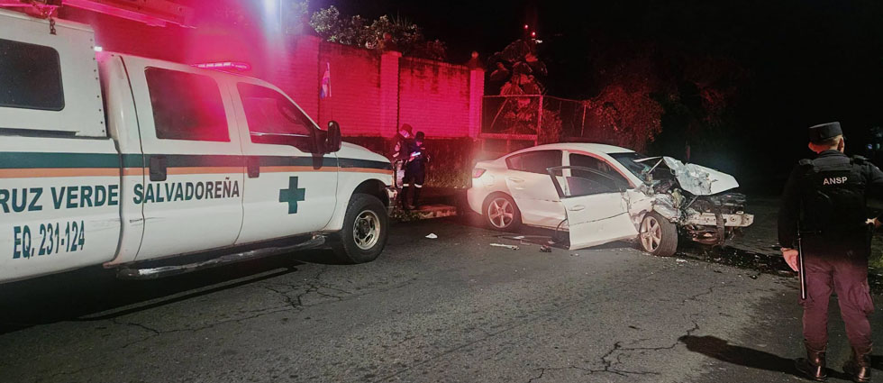 Hombre queda atrapado en su vehículo tras fuerte siniestro vial en Santa Tecla