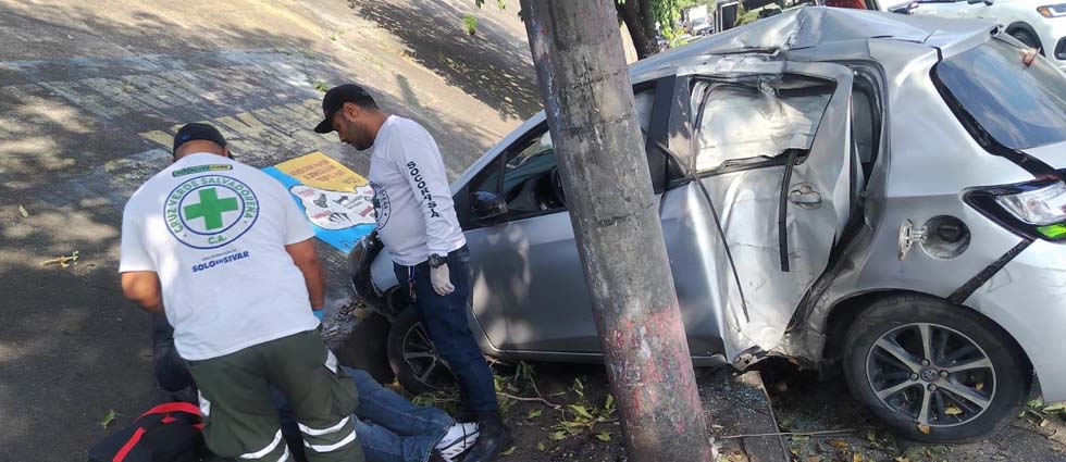 Conductor resulta lesionado tras aparatoso choque en el bulevar Venezuela