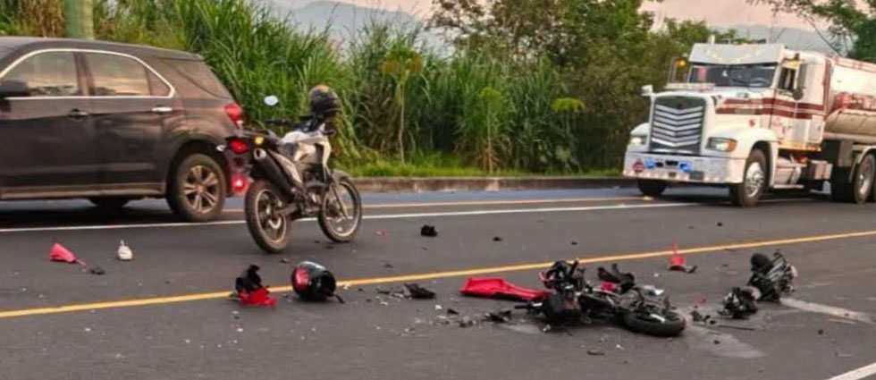 Motociclista sufre lesiones gravísimas tras choque contra rastra en La Libertad