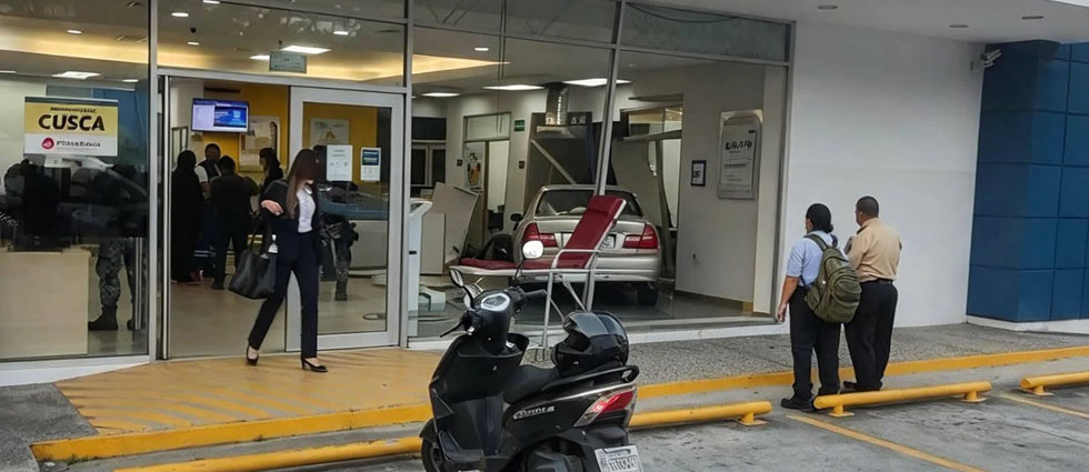 Agencia bancaria que fue afectada por choque de auto en Antiguo Cuscatlán cerrará algunos días