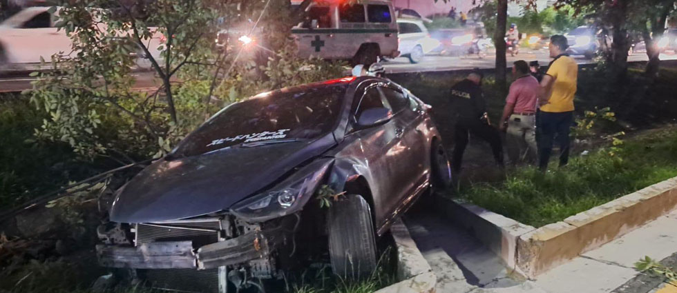 Cruz Verde atiende a mujer tras choque de auto contra un árbol en autopista Comalapa