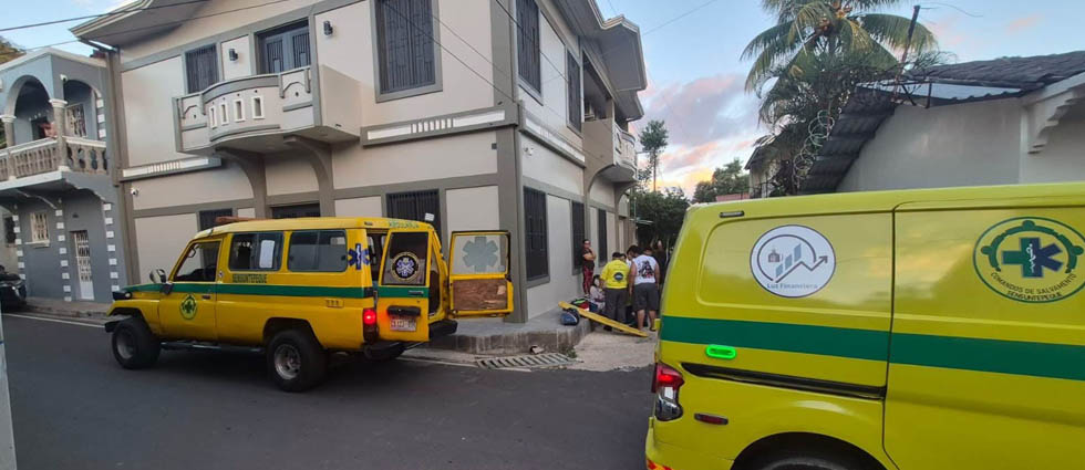 Mujer resulta con lesiones tras ser impactada por un auto en Sensuntepeque