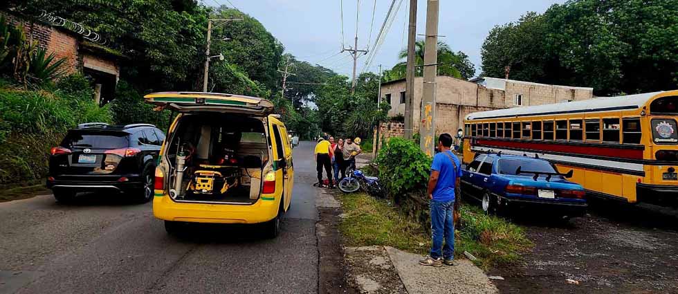 Choque entre motociclistas deja a un joven con una fractura y varias laceraciones en Quezaltepeque
