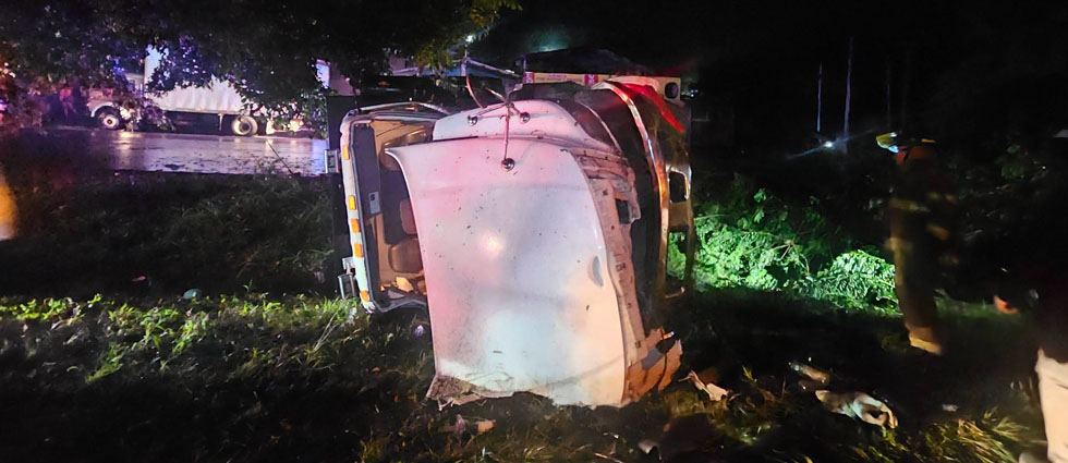 Liberan a conductor de camión tras quedar atrapado en la cabina luego de volcar en San Martín