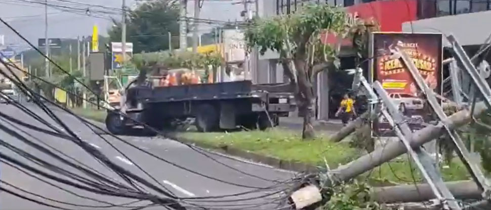 Camión choca contra poste del tendido eléctrico en bulevar Los Próceres