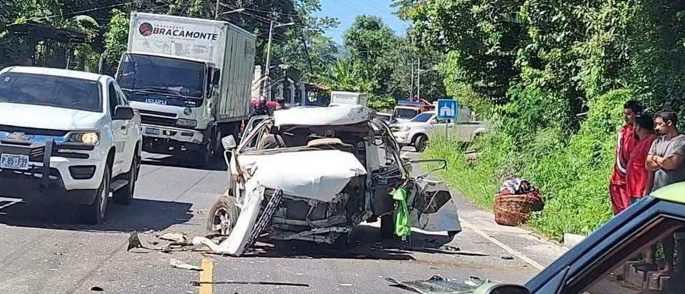Ocho lesionados deja choque entre rastra y pick up en carretera hacia Sensuntepeque