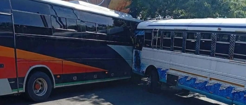 Busero invade carril y choca contra otro autobús en carretera Panamericana