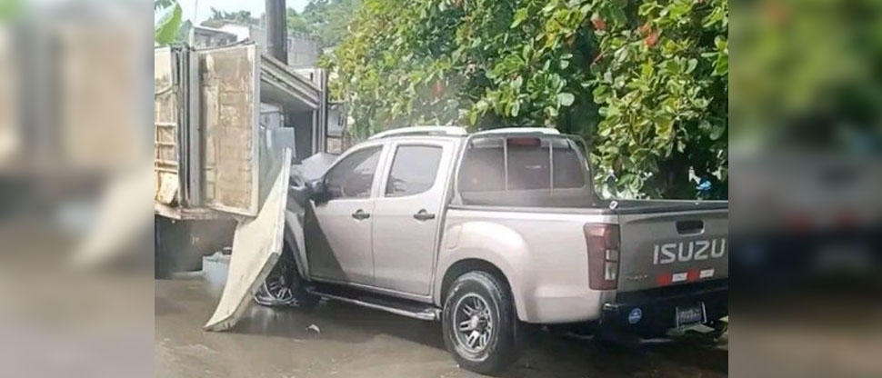 Auxilian a conductor que chocó el pick up contra un camión en autopista a Comalapa