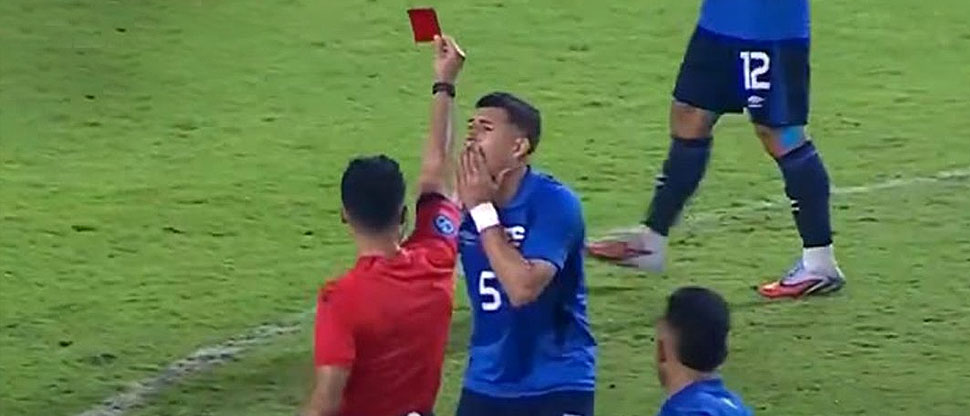 Tarjeta roja para El Salvador al minuto 18 contra Jamaica