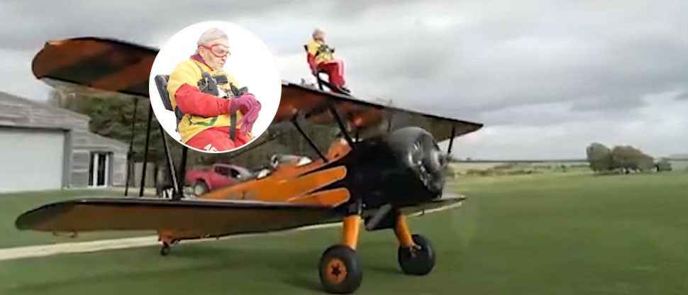 Abuelita de 99 años bate récord mundial al volar sobre el ala de un avión biplano