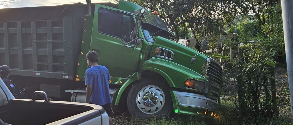 Reportan volqueta involucrada en accidente de tránsito en San Luis Talpa