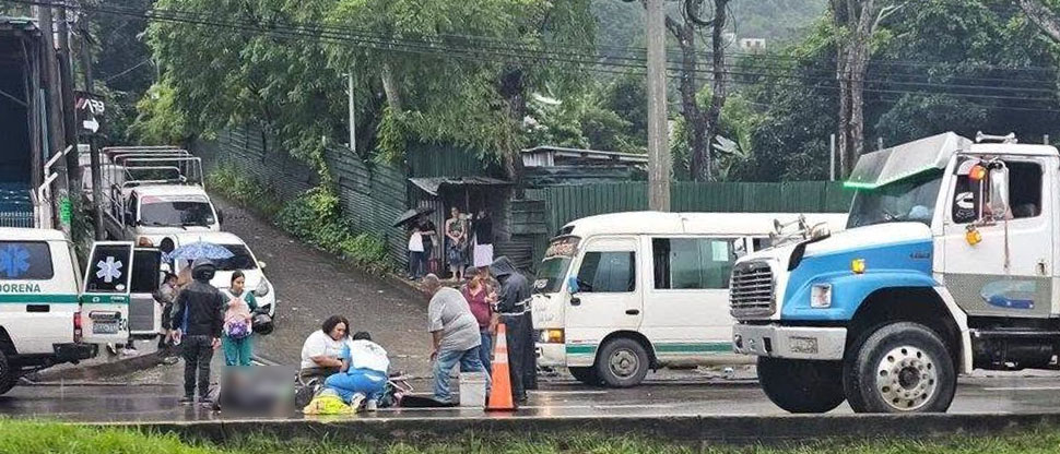 Auxilian a motociclista que se accidentó en autopista a Comalapa