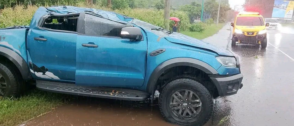 Vivo de milagro: auxilian a conductor que volcó en su vehículo en carretera hacia Acajutla