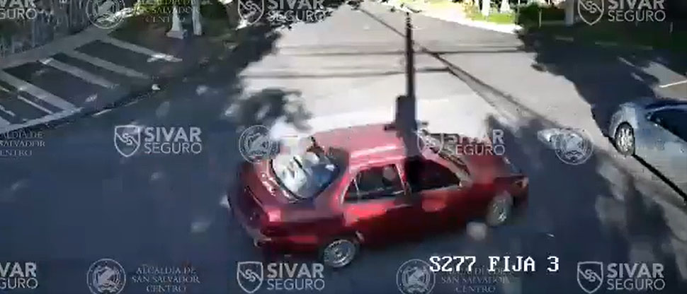 Imprudencia de conductor termina en fuerte choque en avenida Las Camelias, San Salvador