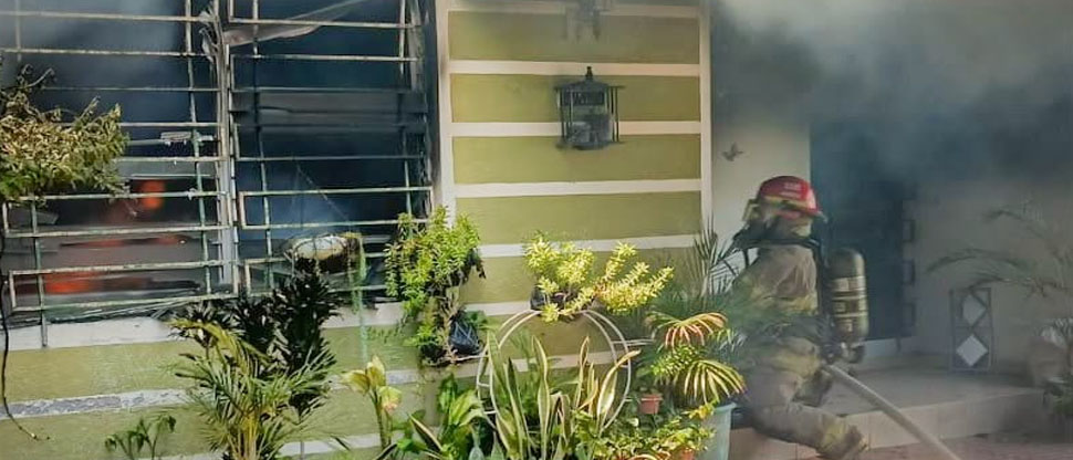Bomberos auxilian a familia tras incendiarse su vivienda en San Salvador