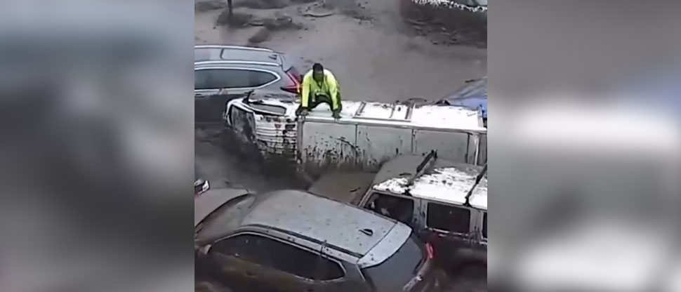 Chile: conductor se salva de milagro tras fuertes inundaciones por lluvias en Santiago