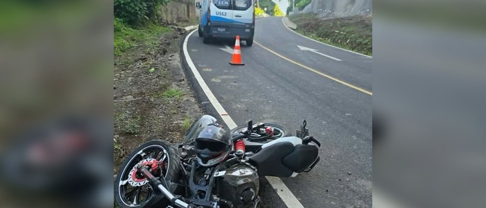 Motociclista y su acompañante resultan lesionados tras accidentarse en Usulután