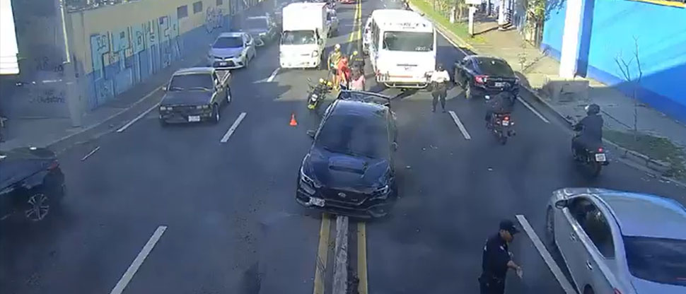 Conductor pierde el control y el vehículo queda atascado en los separadores del bulevar Venezuela