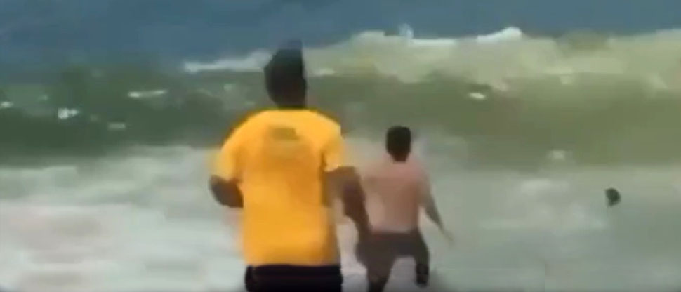 Vendedor de naranjas abandona su negocio para salvar a un niño en una playa de Brasil