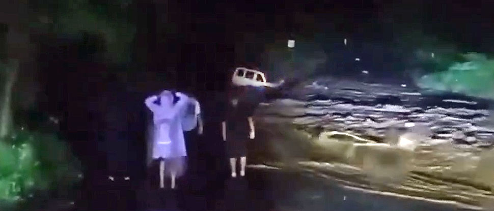 Guatemala: microbús con personas a bordo es arrastrado por la corriente de un río en El Progreso