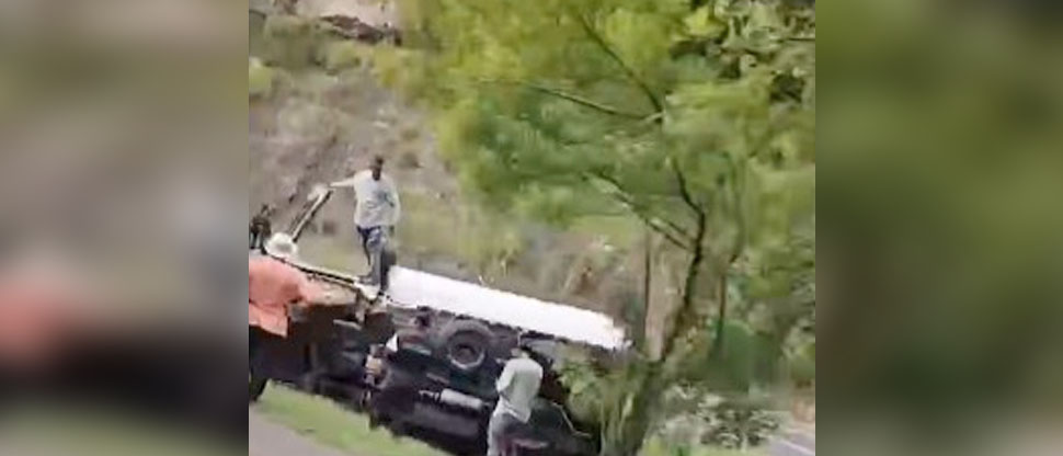 Conductor de camión pierde el control y vuelca en carretera de Oro, sentido hacia Soyapango