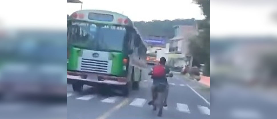 Captan momento en que motociclista casi choca contra autobús en Santa Ana