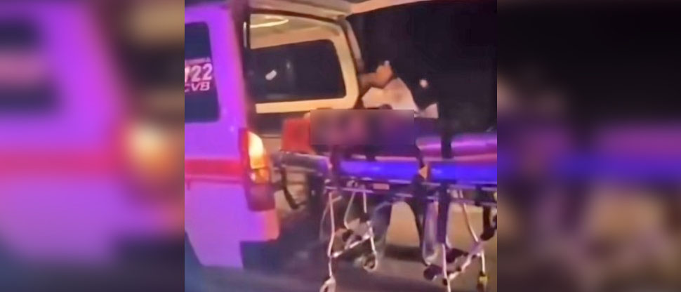 Video: periodista se confunde al decir que bomberos trasladan un herido al cementerio y no al hospital