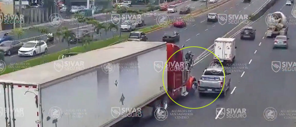 Video: conductor de rastra invade carril y provoca accidente en bulevar Los Próceres