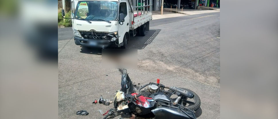 Motociclista termina en el hospital tras chocar contra vehículo en Cabañas