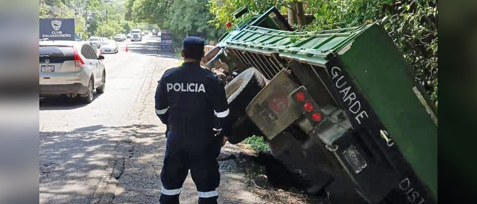 Conductor pierde el control del camión y este casi vuelca en carretera Litoral