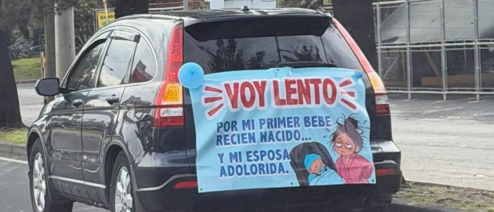 Conductor pide paciencia a los demás porque va saliendo del hospital con su bebé recién nacido