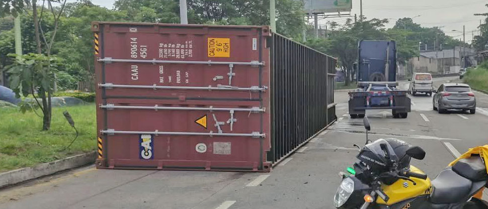 Conductor puso en riesgo a otras personas tras desprenderse contenedor del remolque en la Troncal del Norte