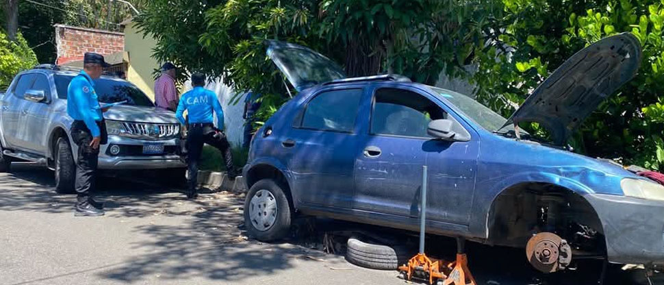 Realizan operativo para desalar vehículos abandonados y obstáculos en la vía pública